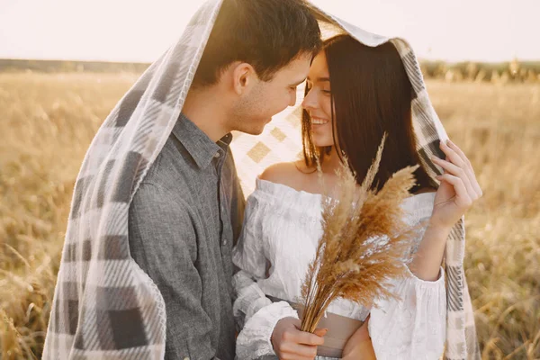 Pareja feliz enamorada en el campo de trigo al atardecer —  Fotos de Stock