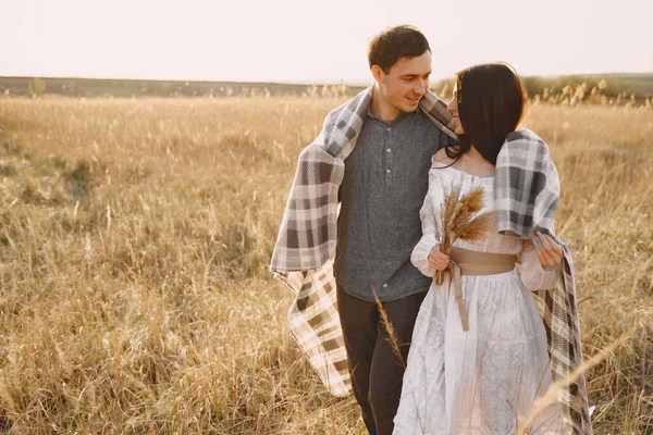 Cuplu fericit în dragoste în câmp de grâu la apusul soarelui — Fotografie, imagine de stoc