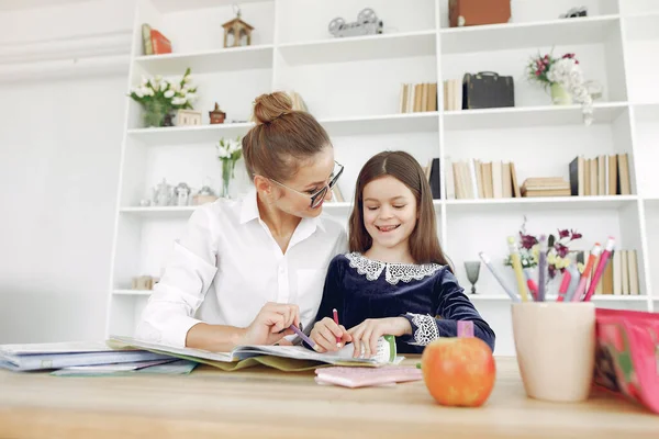 Tutor mit litthe girl beim Lernen zu Hause — Stockfoto