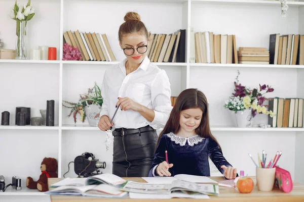 Tutor mit litthe girl beim Lernen zu Hause — Stockfoto