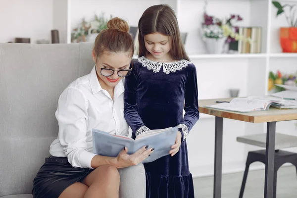 Tutor met litthe meisje studeren thuis — Stockfoto