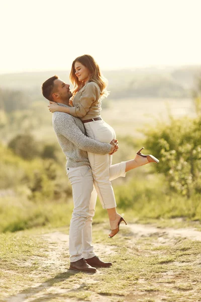 Hermosa pareja pasar tiempo en un campo de verano —  Fotos de Stock