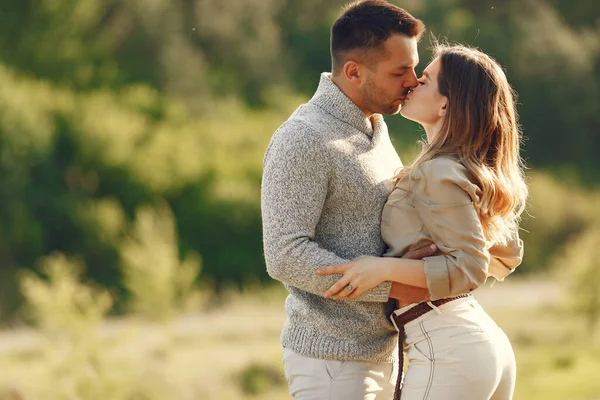 Hermosa pareja pasar tiempo en un campo de verano —  Fotos de Stock