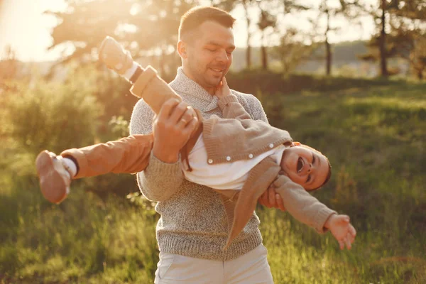 Linda familia jugando en un campo de verano —  Fotos de Stock