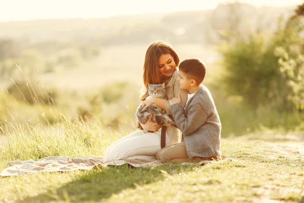 Moeder met zoontje speelt in een zomerveld — Stockfoto