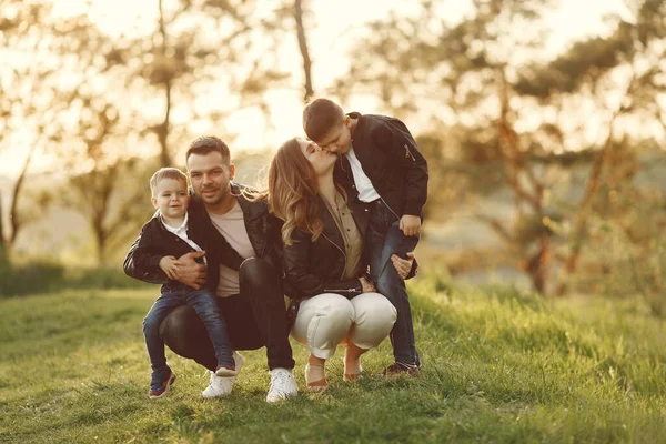 Nette Familie spielt in einem Sommerfeld — Stockfoto