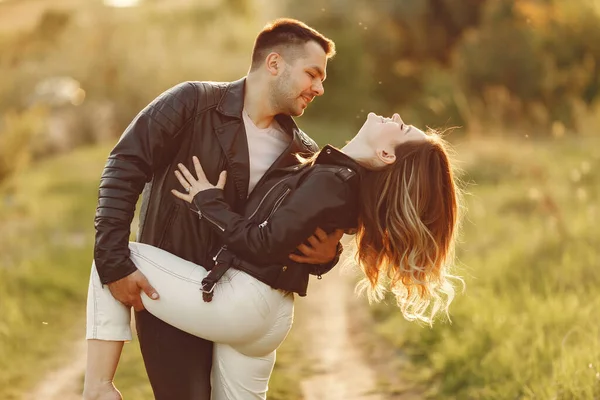 Hermosa pareja pasar tiempo en un campo de verano — Foto de Stock