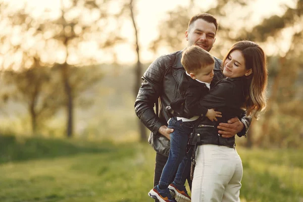 Nette Familie spielt in einem Sommerfeld — Stockfoto