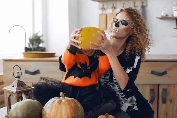 Mãe com filha em um traje de Halloween e maquiagem — Fotografia de Stock