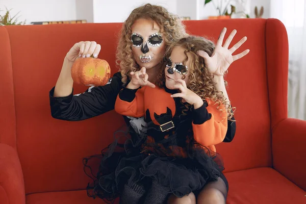 Anya lánya halloween jelmezben és sminkben — Stock Fotó