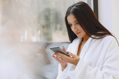 beyaz bornoz güzel kadın resmi