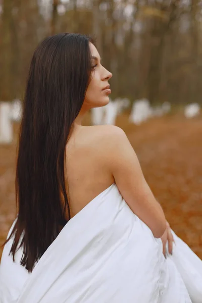 Foto de una hermosa mujer en albornoz blanco —  Fotos de Stock