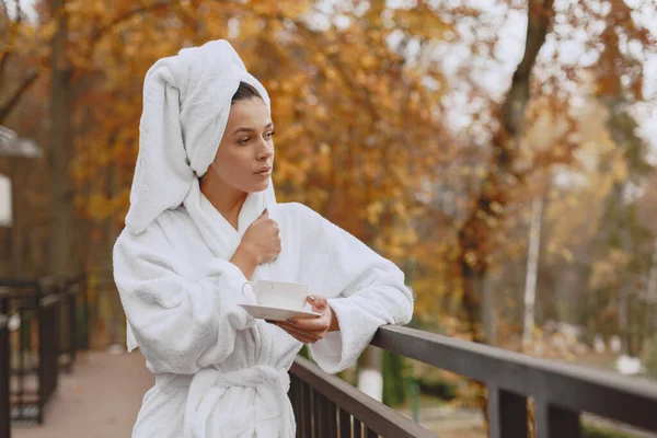 Gambar wanita cantik dengan jubah mandi putih — Stok Foto