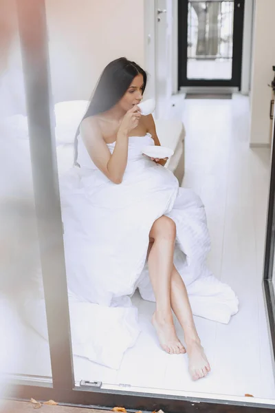 Foto van mooie vrouw in witte badjas — Stockfoto