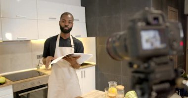 Afro-amerikan aşçı mutfakta yemek tarifleri kitabıyla