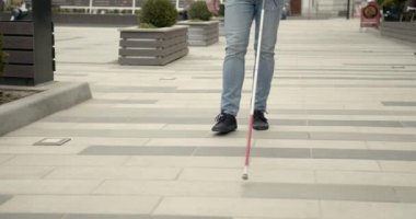 Kör adam şehirde tek başına yürüyor.