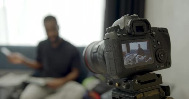 Afrykański bloger przygotowujący się do podróży i filmowania bloga — Wideo stockowe