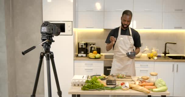 Kjekk mann som filmer matlaging eller blogg – stockvideo