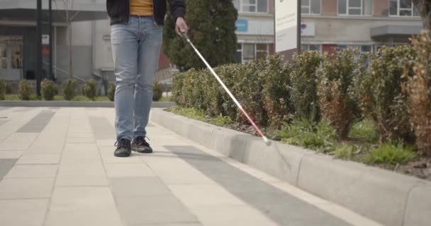 Oigenkännlig blind man går ensam i staden — Stockvideo