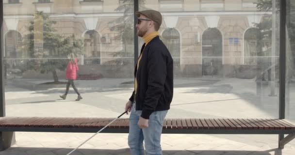 Blind man walking alone in the city — Stock Video