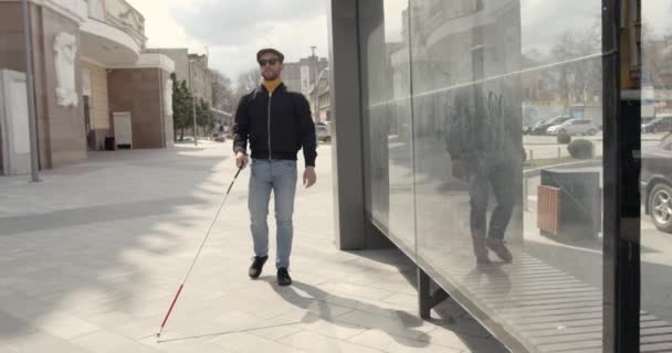 Blind man går ensam i staden — Stockvideo
