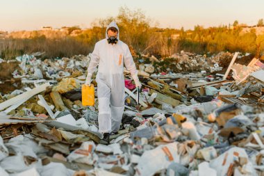Plastik atık alanı araştıran araştırmacı çevre kirliliği seviyesini analiz ediyor