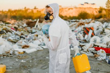 Plastik atık alanı araştıran araştırmacı çevre kirliliği seviyesini analiz ediyor