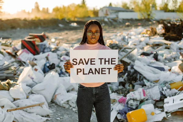 Femme afro-américaine tenant sauver la planète signe — Photo