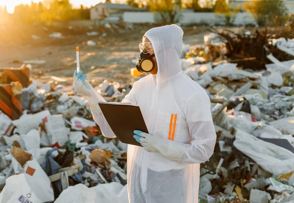 Plastik atık alanı araştıran araştırmacı çevre kirliliği seviyesini analiz ediyor