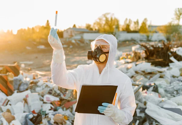 Investigador mirando el vertedero de plástico analizando el nivel de contaminación ambiental — Foto de Stock