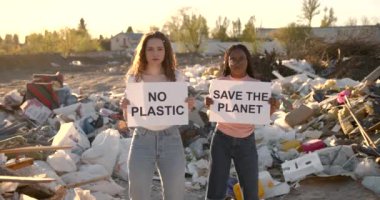 Elinde tabela tutan ekoloji aktivistleri çöp haplarında kirlilik yaratıyor