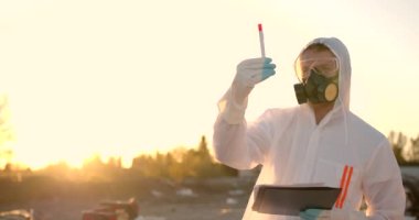 Plastik atık sahası araştırmacısı çevre kirliliği seviyesini analiz ediyor