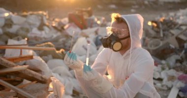 Plastik atık sahası araştırmacısı çevre kirliliği seviyesini analiz ediyor