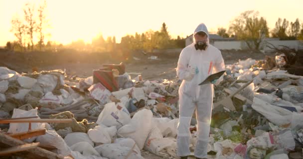Plastik atık sahası araştırmacısı çevre kirliliği seviyesini analiz ediyor — Stok video