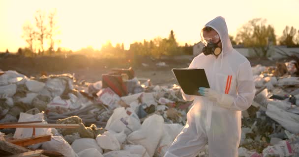 Chercheur à la décharge plastique analysant le niveau de pollution de l'environnement — Video