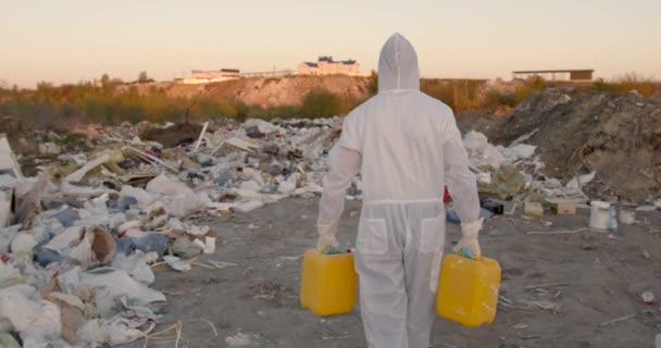 Chercheur s'intéressant aux décharges plastiques analysant la pollution de l'environnement — Video
