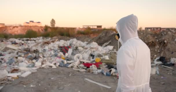 Onderzoeker kijkt naar plastic stortplaatsen die milieuvervuiling analyseren — Stockvideo