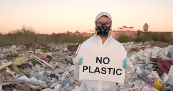 Muž v kombinéze drží anti-poluttion znamení — Stock video