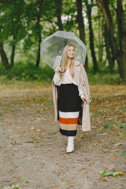 Sonbahar parkında zarif bir kadın.