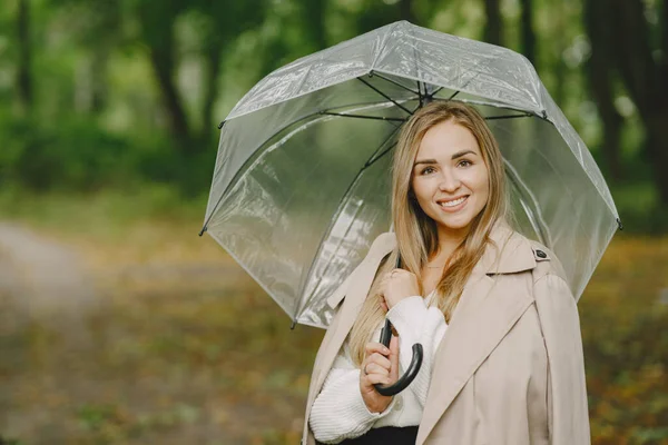 Elegante Frau im herbstlichen Park — Stockfoto