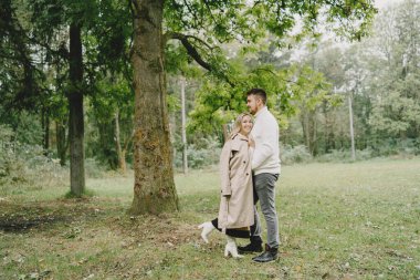 Güzel çift dışarıda vakit geçiriyor.