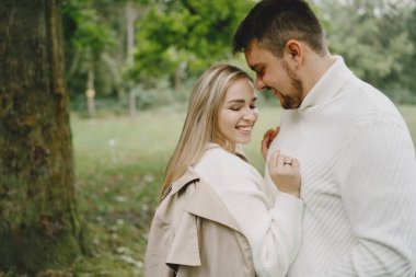 Güzel çift dışarıda vakit geçiriyor.