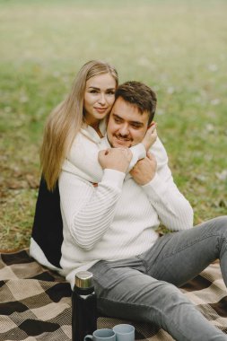 Güzel çift dışarıda vakit geçiriyor.