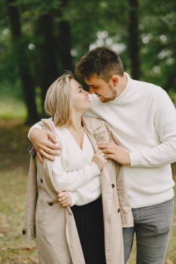 Güzel çift dışarıda vakit geçiriyor.