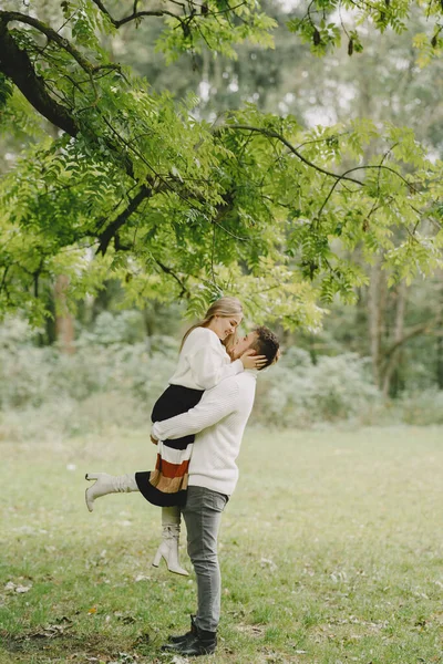 Casal bonito passar o tempo fora — Fotografia de Stock