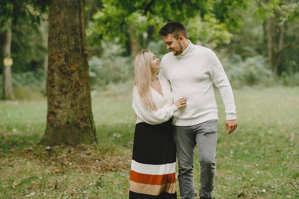 Casal bonito passar o tempo fora — Fotografia de Stock