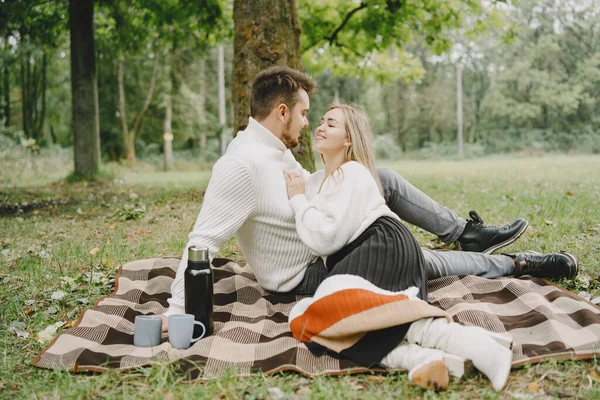 Casal bonito passar o tempo fora — Fotografia de Stock