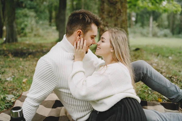 Beautiful couple spend time outside — Stock Photo, Image