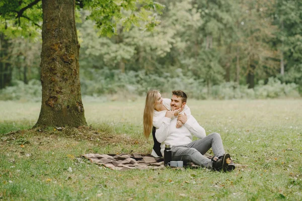 Vackra par tillbringar tid utomhus — Stockfoto