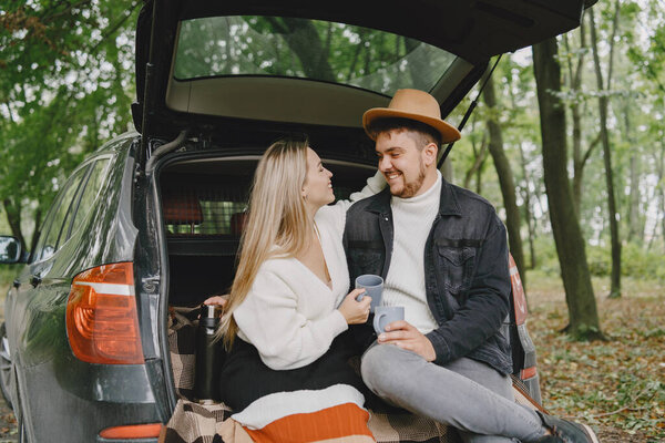 Прекрасная пара проводит время на улице